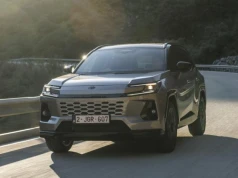 Toyota RAV4 HEV Comfort vs MG HS Hybrid+ Exclusive – porównanie zużycia paliwa, cen, wyposażenia i utraty wartości. Czy naprawdę warto dopłacić 50 tysięcy do Toyoty?