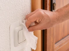 Przekrój na pół i potrzyj pożółkłe włączniki w domu. Będą jak nowe