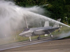 Kolejne F-35 w kraju. Powitane tradycyjnym salutem wodnym