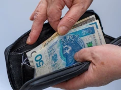 Dodatkowe świadczenie dla tych seniorów bez względu na dochód. Wpłynie na konto do 15 września