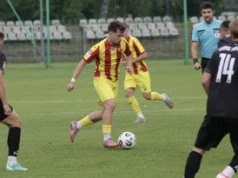 Derby Korona II Kielce - AKS 1947 Busko-Zdrój w Betclic 3. Lidze. W kadrze zespołu gości będzie Daniel Szelągowski, były piłkarz Korony.