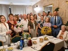 100 świeczek na urodzinowym torcie pani Stanisławy