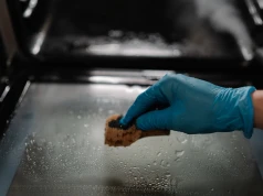 Szybkie czyszczenie piekarnika. Najlepsze domowe sposoby i wskazówki, jak usunąć brud