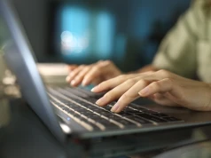 Pracownicy coraz częściej ukrywają to przed szefem. Mogą nawet stracić pracę