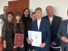 Najlepsi absolwenci w Konarzynach nagrodzeni przez wójta i dyrektora