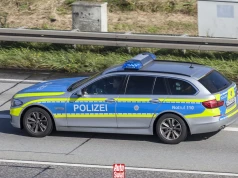 Radiowóz jedzie zygzakiem po autostradzie. Pod żadnym pozorem go nie wyprzedzaj