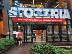 Transparent pokazujący istotę Sierpnia 80