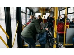 Polacy nie chcą dzieci w autobusach i hotelach? "Uważamy, że powinny być niewidoczne"