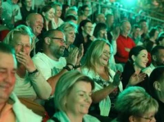 Magiczne Zakończenie Wakacji 2026 w Kielcach. Pełna Kadzielnia i mnóstwo śmiechu! Jubileusz Kabaretu Skeczów Męczących rozgrzał publiczność