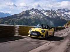 Najmocniejszy kabriolet MINI wjeżdża na lato. 231 KM, 380 Nm i kolor Sunny Side Yellow – to przepis na wakacje