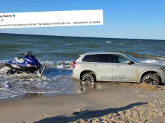 Gąski: ktoś wjechał po skuter wodny prawie do morza i utknął na brzegu