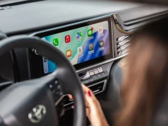 Telefon zostaje w kieszeni. WIŚNIOWSKI pozwala otworzyć bramę z ekranu samochodu