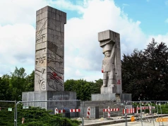 Najbardziej kontrowersyjny plac w Olsztynie. Czy Xawery Dunikowski zakpił z ówczesnej władzy?