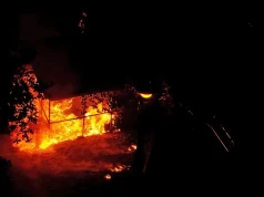 Głośny huk, a potem płomienie. Ogień strawił wiatę śmietnikową na osiedlu