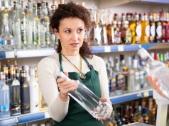 Podwyżka akcyzy na alkohol nadal aktualna. Polacy zapłacą więcej, a zyska na tym NFZ