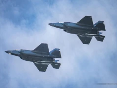 NATO. Kolejne F-35 „Husarz” dla Sił Zbrojnych RP. Pięć myśliwców wylądowało w Łasku