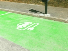 Ładowarki „elektryka” na osiedlowych parkingach. Nadchodzą nowe wymogi budowlane