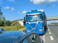 Podejrzana jazda ciężarówki na autostradzie. Kierowca zatrzymany w Starym Koniku