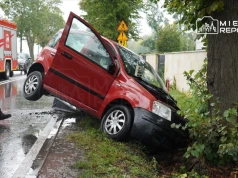 Kierowca dostał ataku padaczki i wjechał w drzewo. Wypadek pod Warszawą