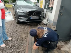 Zamiast do tyłu, ruszyła do przodu i wjechała w sklep. Rowerzysta miał niesamowite szczęście