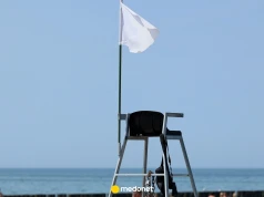 Białe flagi na bałtyckich plażach. Gdzie i do kiedy można bezpiecznie się kąpać