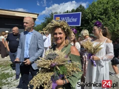 Barwny korowód i pyszności na stoiskach. Dożynki Gminy Świdnica w Wilkowie