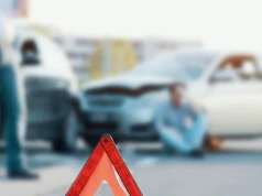 Elektryki dwa razy częściej są kasowane po wypadku niż spalinówki. Ubezpieczyciel wyjaśnia dlaczego
