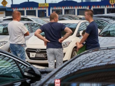 Wstydził się pokazać twarz, ale opisał wszystko. Handlarz powiedział, co robi się w komisach, gdy nikt nie patrzy