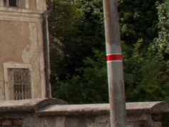 Ma prawie 100 lat i wciąż zaskakuje kierowców. Co oznacza czerwony pasek?