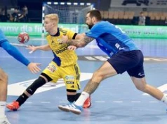 Trener Krzysztof Lijewski oraz Dejan Milosavljev i Piotr Jędraszczyk po porażce Industrii Kielce z Orlen Wisłą Płock w meczu o Superpuchar