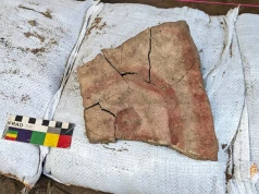 Archeolodzy odnaleźli czerwone wzory pozostawione na wyspie w Indonezji. Mają 4000 lat