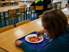 Mięso zniknie ze szkolnych stołówek? Od 1 września jedno danie będzie obowiązkowe