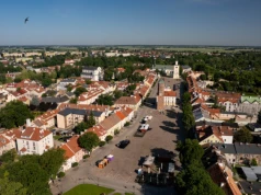 Najdłuższy brukowany rynek Europy, meteoryt i Napoleon. Niezwykła historia polskiego miasta