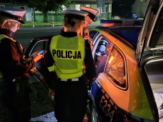 Zielona Góra. Wieczorem wpadło ośmiu pijanych kierowców, jeden rozbił auto jedząc pizzę