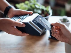 Bank odkłada za ciebie pieniądze przy okazji zakupów. Ile można uzbierać w rok?