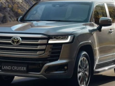 Toyota Land Cruiser 300 ma 457 KM. Hybryda zastąpi benzynowe V6, diesel zostaje