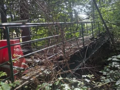 Niebezpieczna kładka przy ul. Londzina. Drewniane elementy są przegniłe. Mieszkańcy apelują
