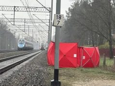Policjanci proszą o pomoc w ustaleniu tożsamości mężczyzny, który zginął pod kołami pociągu. Uwaga, wewnątrz drastyczne zdjęcie