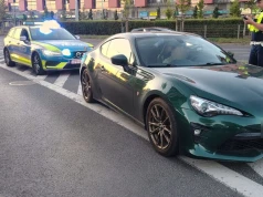 Policjant wskazuje, jak typuje samochody do kontroli. Te sygnały szczególnie zwracają jego uwagę