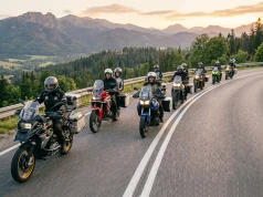 Jazda w grupie motocyklowej – bezpieczniej czy bardziej ryzykownie? Badania pokazują, że to nie takie proste