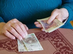 Pracujesz na emeryturze lub rencie? ZUS zmienia limity od 1 września. Przekroczysz tę kwotę, możesz stracić świadczenia