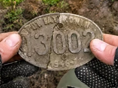 Leżała pod ziemią przez lata. Poszukiwacz znalazł tajemniczą tabliczkę z numerem 13002