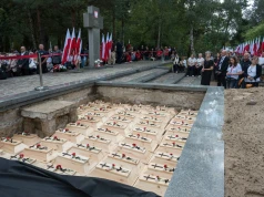 Ukraina: na Wołyniu odbyły się uroczystości pogrzebowe polskich ofiar zbrodni w Ostrówkach i Woli Ostrowieckiej