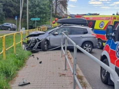 Peugeotem uderzył w bariery. Rodzina z dwójką dzieci trafiła do szpitala