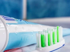 Bakterie z toalety na szczoteczce do zębów. Eksperci obalają mit