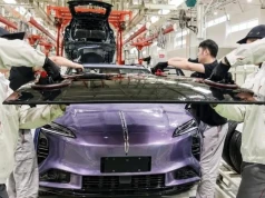 Hongqi EHS7, pierwszy samochód z perowskitami na dachu. Moce mizerne, ładowanie chyba nawet nie ruszy