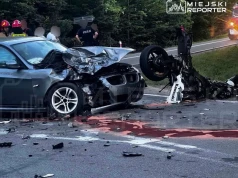 18-latek w BMW wymusił pierwszeństwo. Motocyklista uderzył w auto, przeleciał nad nim i uderzył w drzewo. Mężczyzna zginął na miejscu
