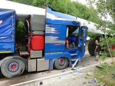 „Śmigło” opadło na przewożące je ciągniki – zmiażdżone kabiny i wiele dni blokady