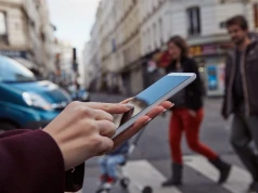 Piesi na celowniku nowych przepisów. Za telefon w dłoni ma grozić mandat