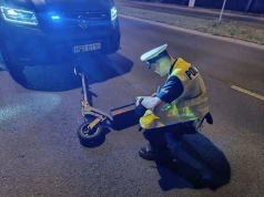 Pędzący hulajnogą nastolatek wjechał na przejście dla pieszych. Zderzył się z Toyotą